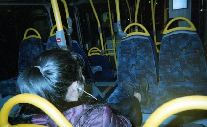 Rrëfimi i emigrantit: Pasi iu refuzua azili, tash e 21 vjet flen nëpër autobusë