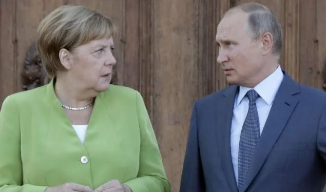 Merkel në Moskë për bisedime rreth Iranit dhe Libisë