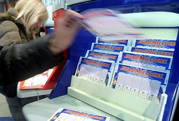 Punon kameriere, me gjithë 184 milionët e fituara në lotari