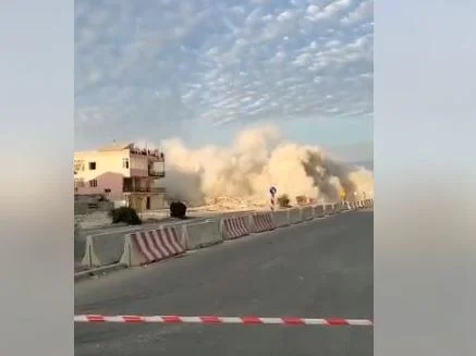 Momenti i shembjes së një ndërtese me eksploziv në Tiranë (Video)