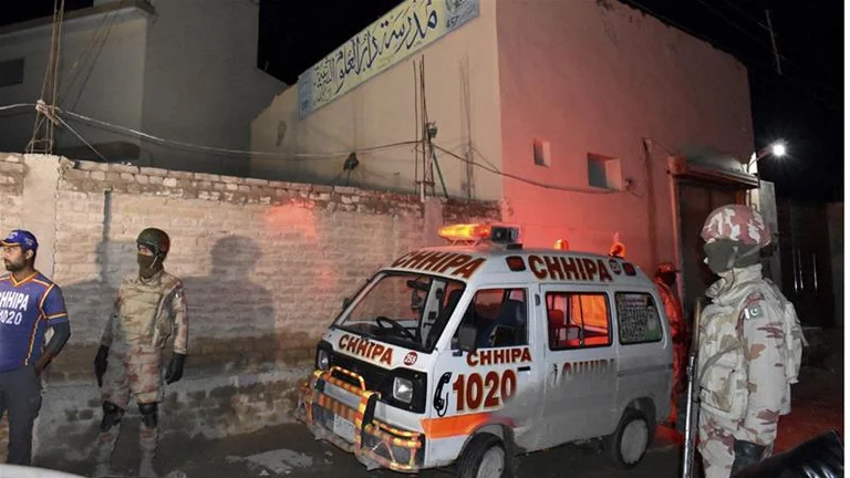 Sulm në një xhami të Pakistanit, 14 persona vriten gjatë namazit