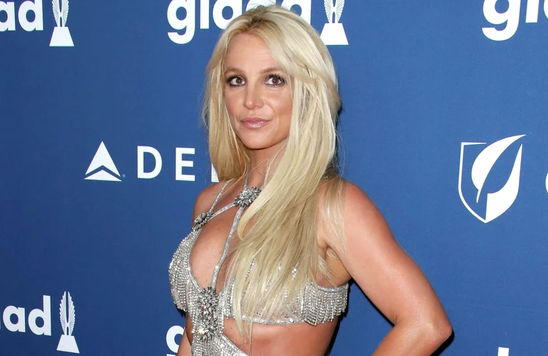 Britney Spears pozon në bikini, zhgënjen me pamjen