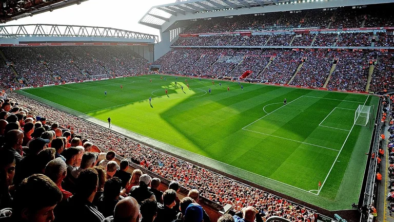Mbrojtësi që po i turpëron top yjet e Premier Leagues shpallet ‘Lojtari i Muajit’ në Premier League