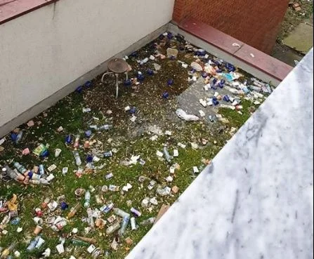 E turpshme: Hapësirat në QKUK të mbushura nga mbeturinat (Foto)