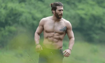 Beauté d'origine albanaise prête à rejoindre l'armée turque