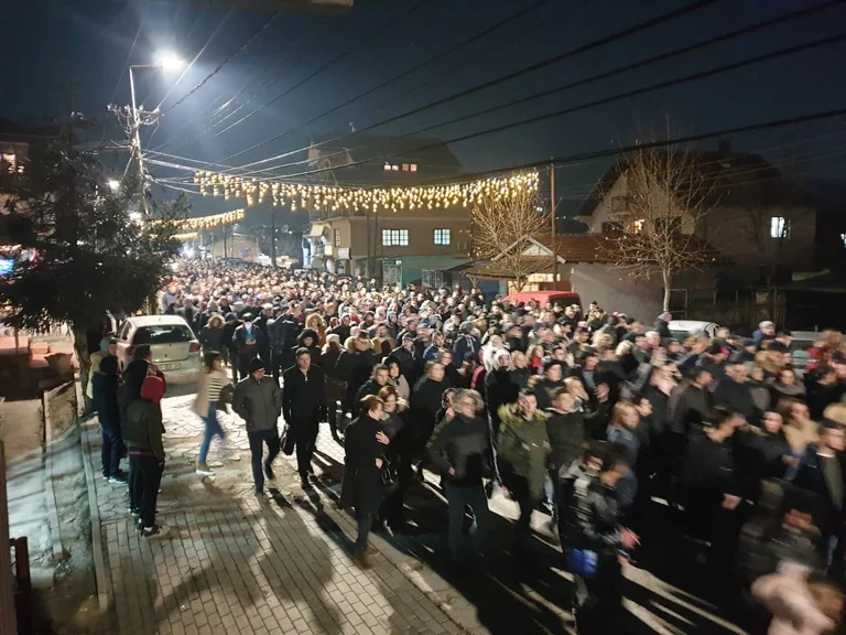 Serbët nga e mbarë Kosova marshojnë në Graçanicë
