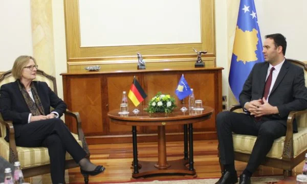 Konjufca si kryeparlamentar dhe i rrethuar me flamuj të Kosovës takohet me zyrtaren e lartë gjermane