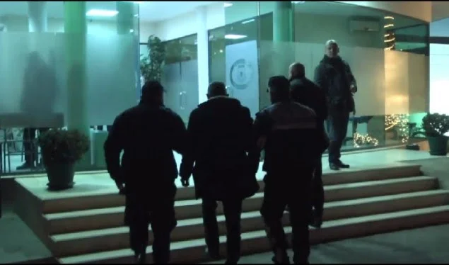 Goditen abuzuesit me ndërtimet në Durrës, në pranga 17 policë dhe zyrtarë vendor