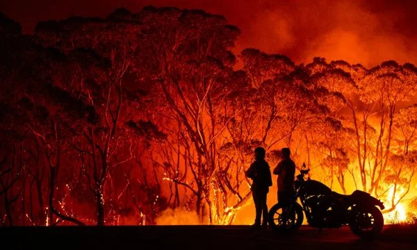 Rikthehen temperaturat e larta në Australi, rritet rreziku nga zjarret