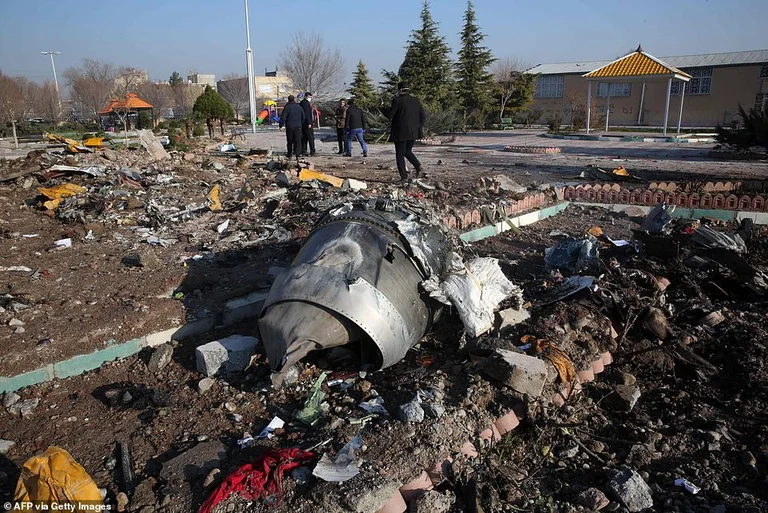 Pamje tjera të reja kur shihet se si raketa iraniane godet aeroplanin ku humbën jetën 176 njerëz