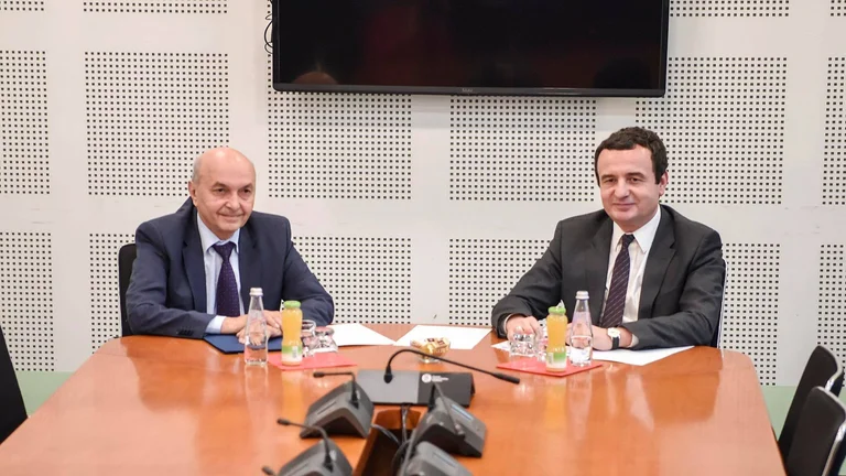 Mustafa e Kurti vendosin të na i zgjasin veshët, nuk merren vesh as sonte
