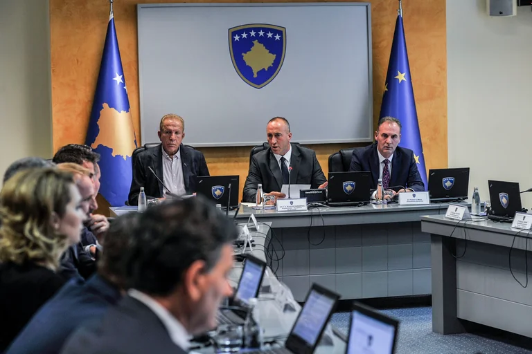 Haradinaj mbledh nesër kabinetin qeveritar, ndan para për luftën e pauzuar kundër ISIS-it