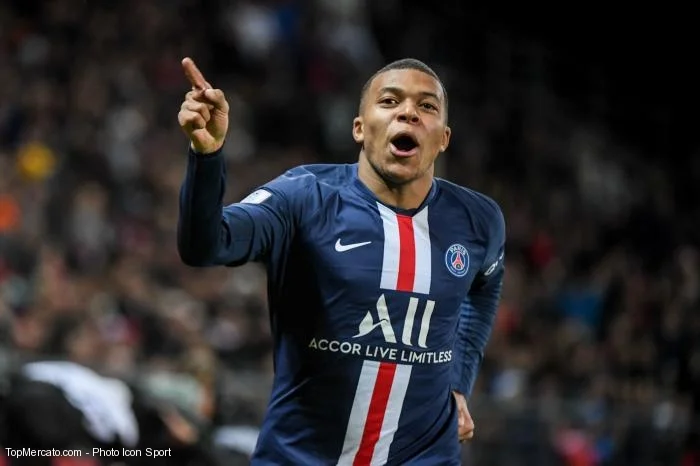 Mbappe refuzon të përgjigjet rreth vazhdimit të kontratës me PSG-në
