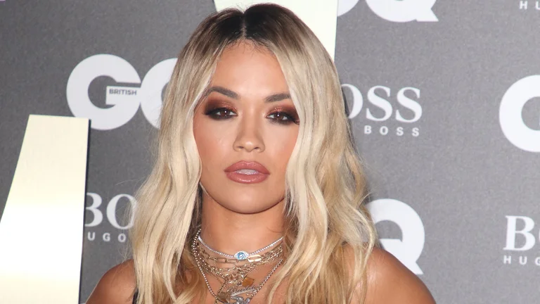 Rita Ora shfaqet me shumë stil në pozën provokative ku tregon format trupore