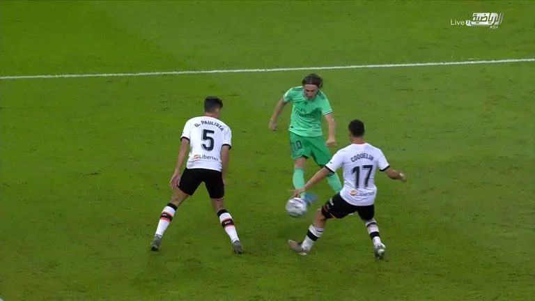 Modric në stilin e tij, realizon gol të jashtëzakonshëm