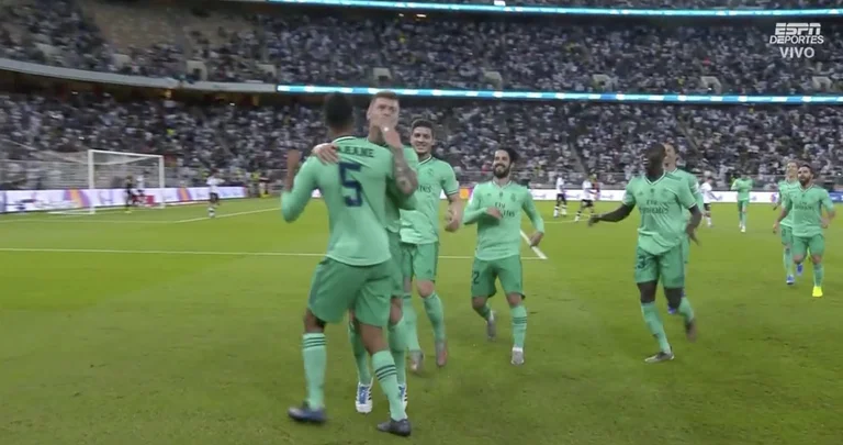 That's great, Crooss makes a goal of hitting the corner.
