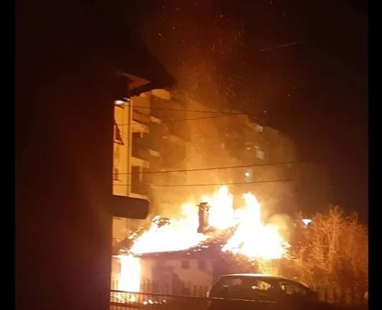Përfshihet nga zjarri një shtëpi në Gjakovë