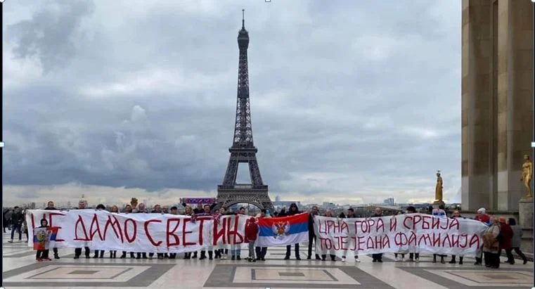 Lobit serb në Paris i dështon keq protesta: Mbledh njerëz aq sa ju mund të mblidhni për t’i qarosur me kafe