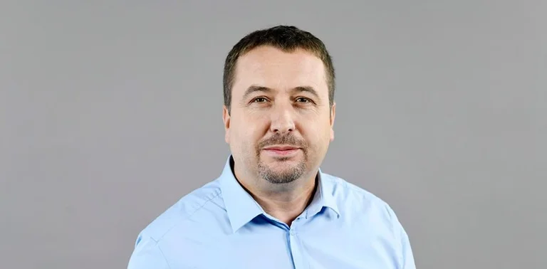 Ish-këshilltari i Kadri Veselit Blerim Latifi ironizon me takimin Kurti-Mustafa