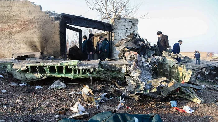 Ekspertët e aviacionit thonë se rrëzimi i aeroplanit në Iran mund të ketë qenë sulm