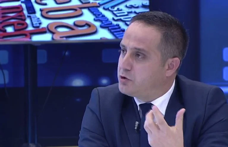Selmanaj: VV merr guxim të na tregojë edhe kë ta dërgojmë në negociata – Kjo nuk kuptohet