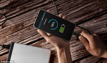 Llenar el teléfono por la noche daña