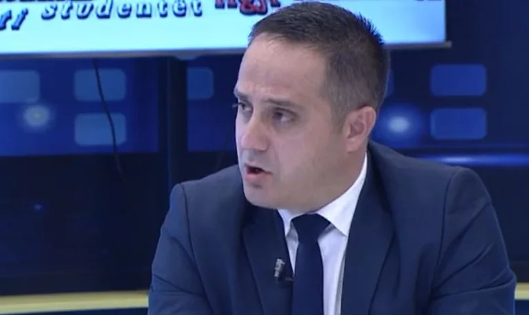Selmanaj: Kompromisi më i madh ishte kur Isa Mustafa e pranoi Albin Kurtin në shtëpi