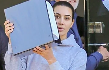 Kim Kardashian cache son visage sans se maquiller