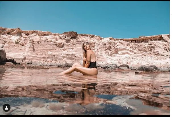La esposa de Icard eleva temperaturas, bombas en el bikini