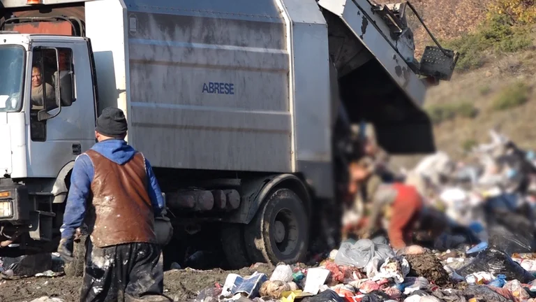 ​Nxjerrin bukën nga bërlloku