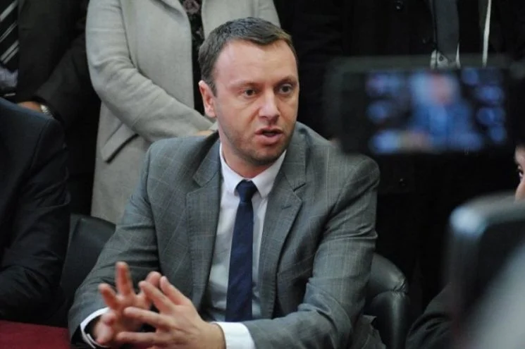 Abrashi: Albini po frikësohet ta marrë pozitën e Kryeministrit e po ia lë fajin LDK-së