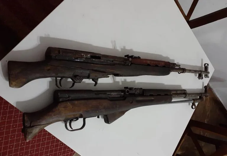 Visite à la maison, albanais tire ami avec fusil