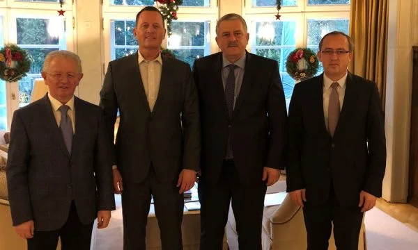 Les trois responsables du LDK qui ont rencontré Richard Green contre le VV)