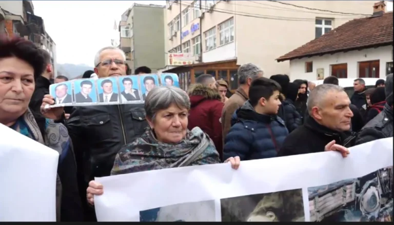 Pamje nga protesta e qytetarëve të Gjakovës kundër ardhjes së pelegrinëve serbë