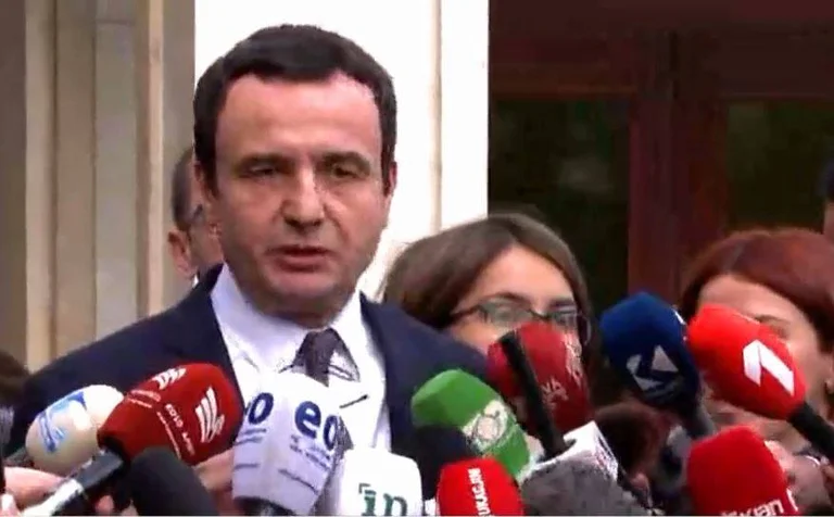 Albin Kurti spricht nach dem Treffen mit Präsident Thaci