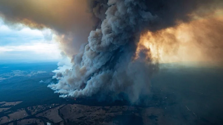 Rauch aus Feuer in Australien schließt auch Notfallmanagement Agentur