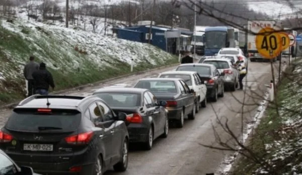 Long columns to get out of Kosovo, exiles being mistreated by Serbs