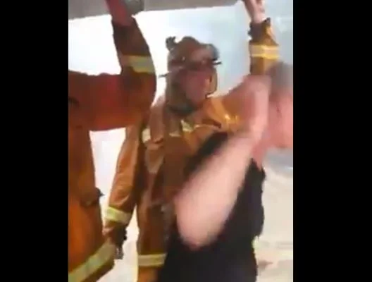 Long - awaited rain falls in Australia, see the joy of firemen (Video)