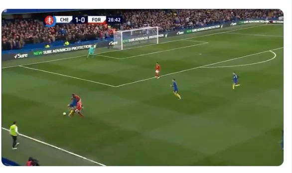 Chelsea's star shows great, hits the ball in front of opponents