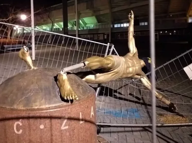 Statue d'Ibrahimovic entièrement endommagée