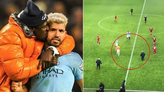 Nel momento in cui la sicurezza dello stadio è entrata nel campo per seguire il giocatore della città pensando che sia un fan.