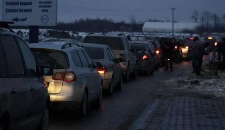 Exiles wait over 4 hours to leave Kosovo, 5 minutes to enter