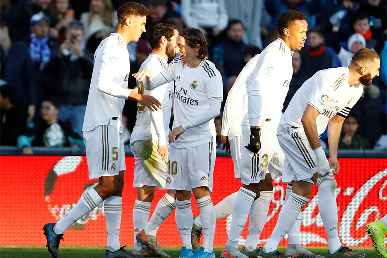 Real Madrid temporarily in first place, marks deep victory
