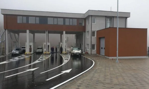 Passage de la frontière entre le Kosovo et la Macédoine du Nord entre les bureaux de l'UE à Pristina, Skopje