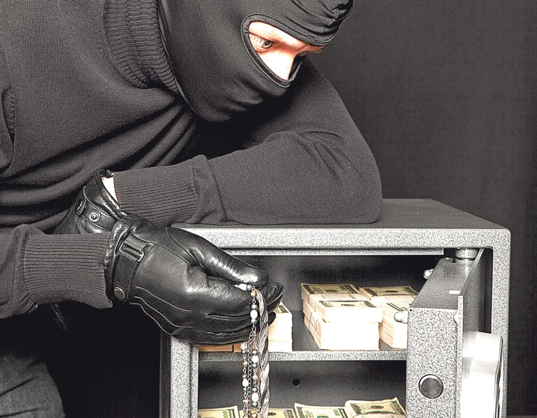 Albanian burglars not stopping in Spain, Suarez next victim