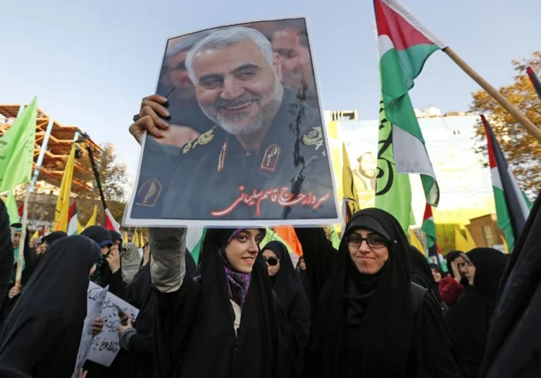 Thousands of Iraqis gather to mourn Qasem Soleiman