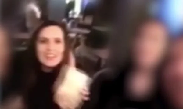 La esposa del Ministro de Medio Ambiente filmó con un puñado de dinero, razones
