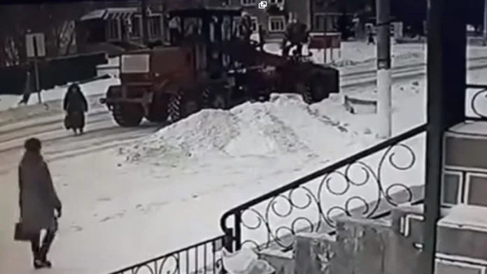 Der Schneereiniger tritt auf seine Frau, aber was geschah dann überrascht alle
