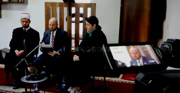 American legalisiert in Pristina Moschee