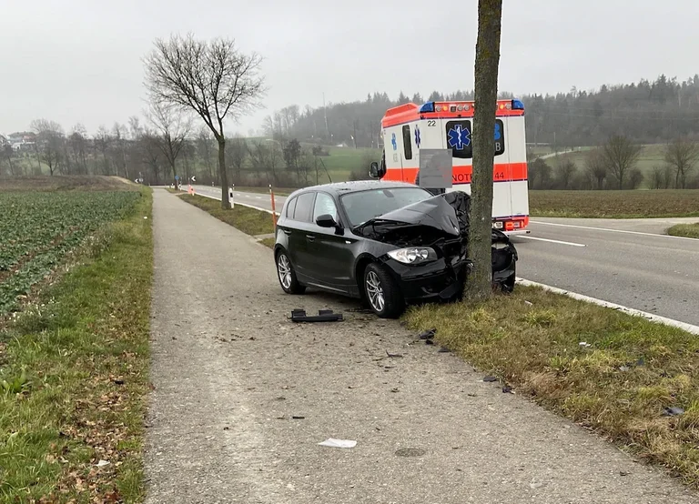 Unfall in der Schweiz, 21-jährige Kosovar trifft Baum